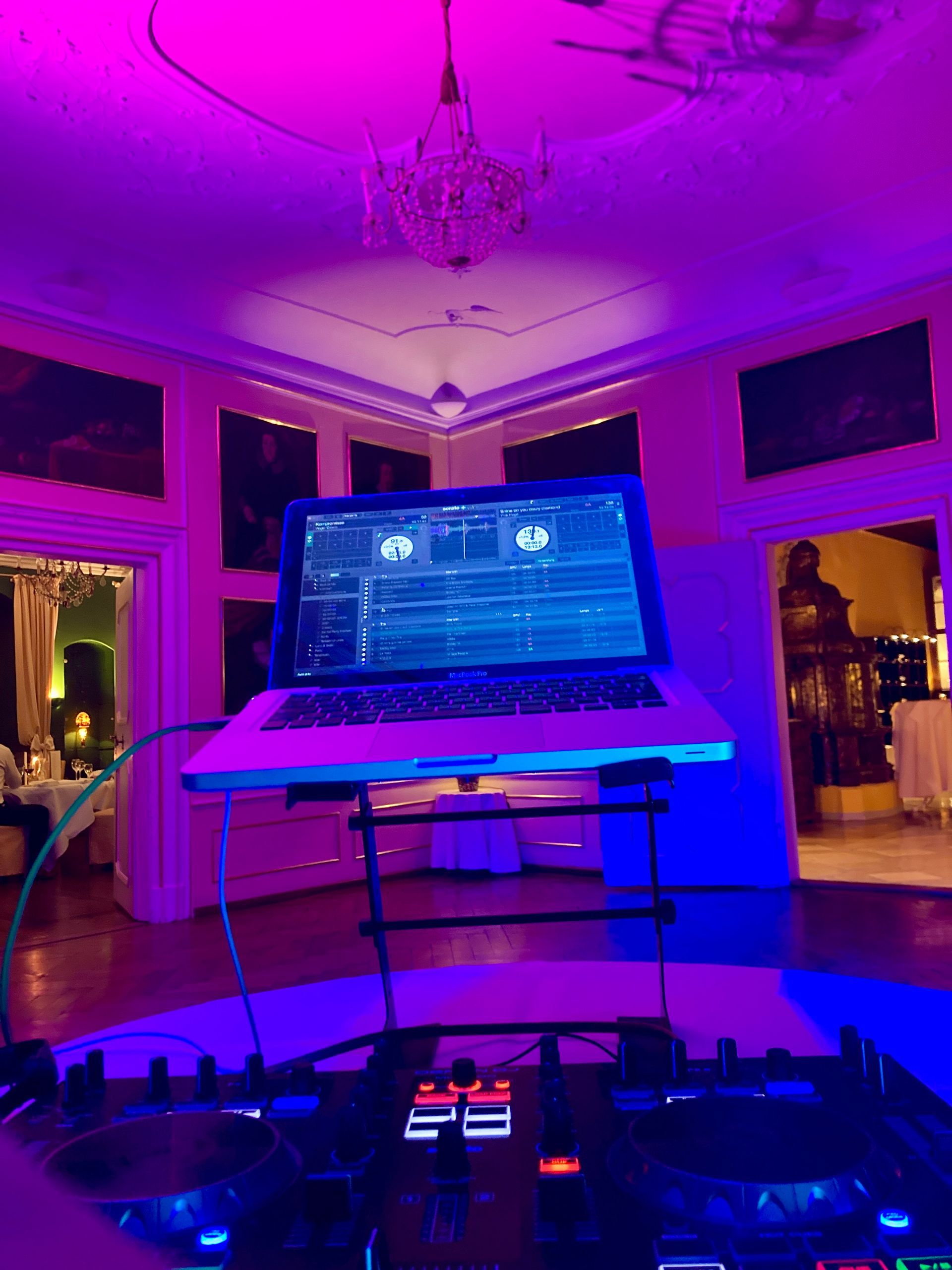 DJ vs. Spotify - Warum ein DJ für eine perfekte Hochzeit unerlässlich ist