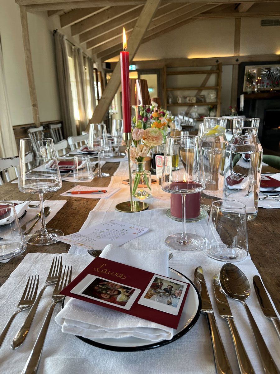 Schön dekorierter Tisch beim Abendessen einer Hochzeitsfeier mit stilvoller Klavierbegleitung einer Hochzeitspianistin.