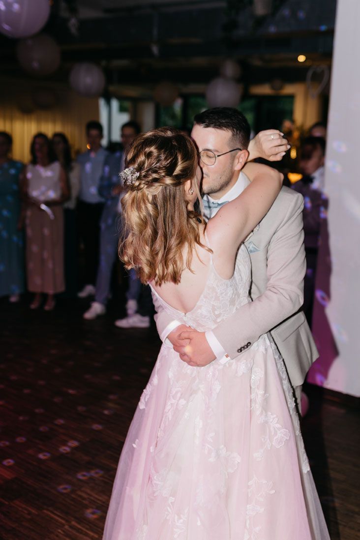 Hochzeits DJ Aalen - Schlusstanz der Hochzeit mit einem glücklichen Brautpaar