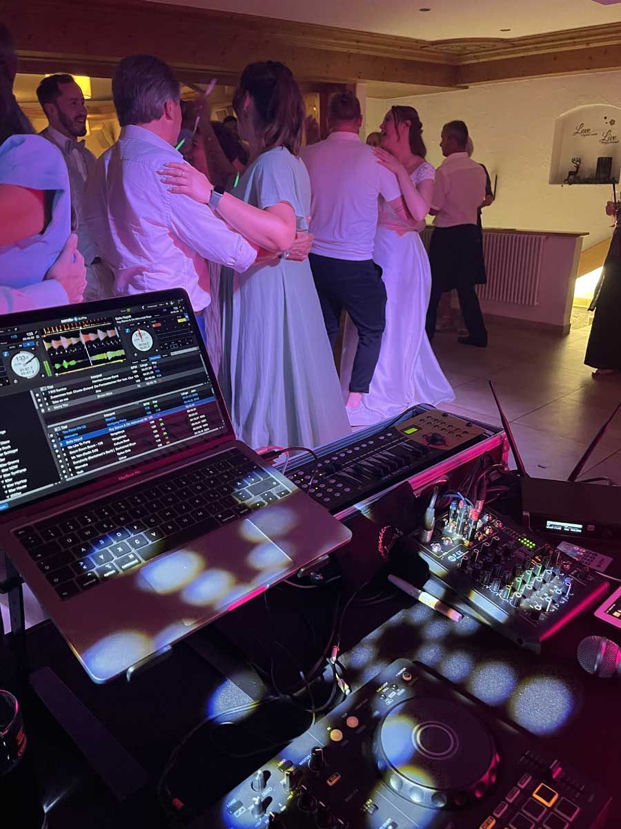 Hochzeit DJ Preise - Glückliches Brautpaar