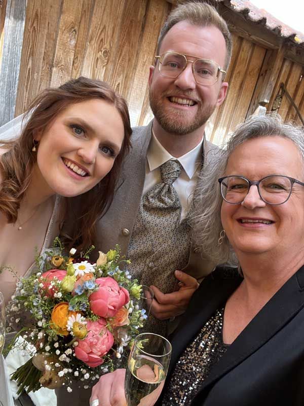 Glückliches Brautpaar mit DJane Laura