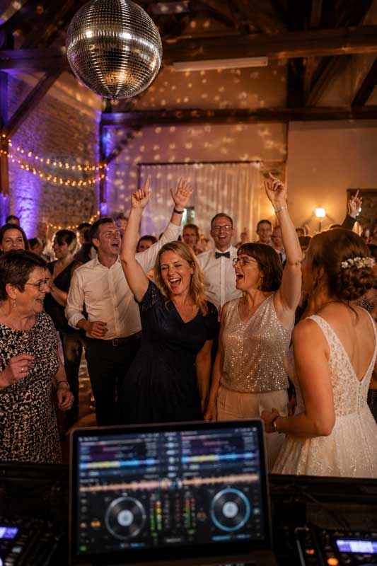 Gäste feiern und tanzen zu den größten 70er- und 80er-Hits auf einer Hochzeit in Aalen.