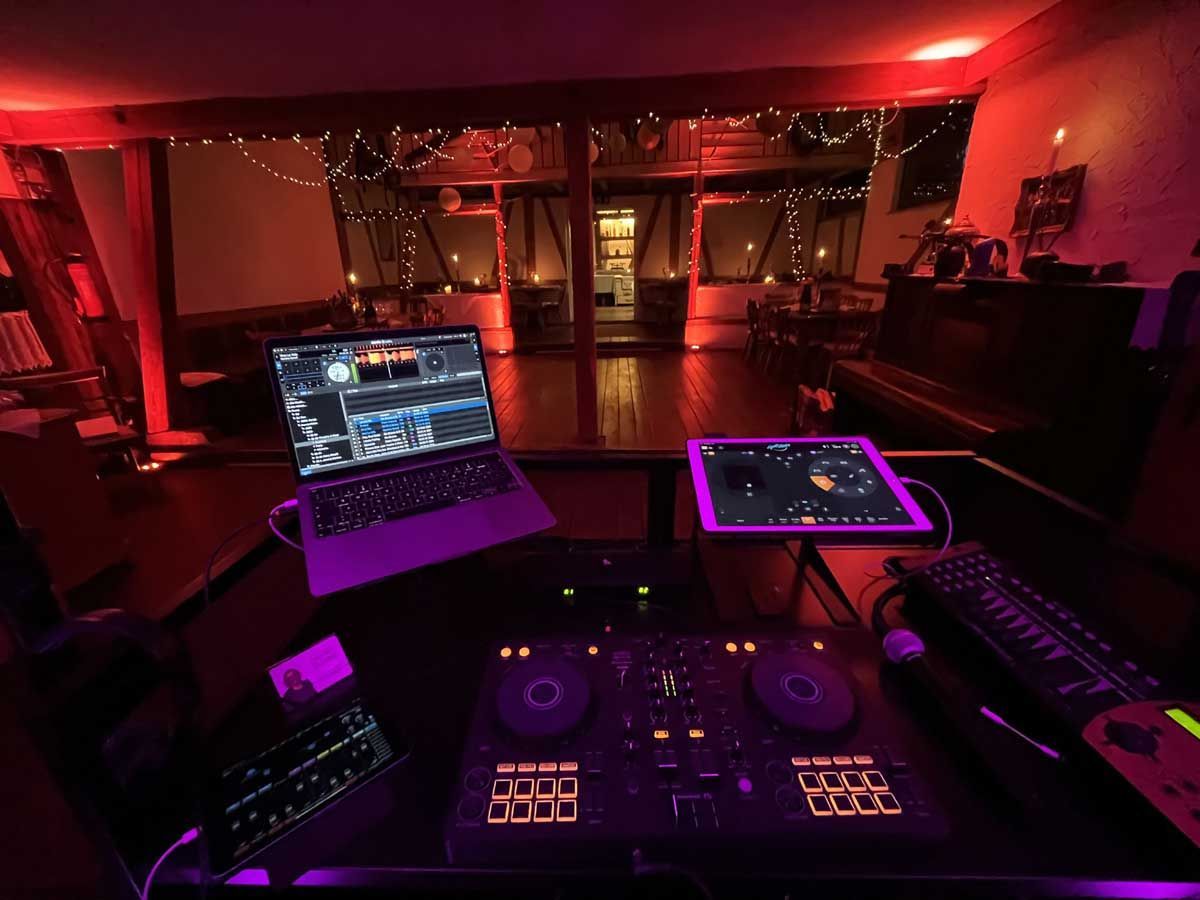 Blick in die Partyscheune der Hochzeitslocation Scheunenwirtin in Bartholomä. DJane Laura Schaible mit ihrer Technik und Ambientebeleuchtung für eine perfekte Lichtstimmung und Atmosphäre.