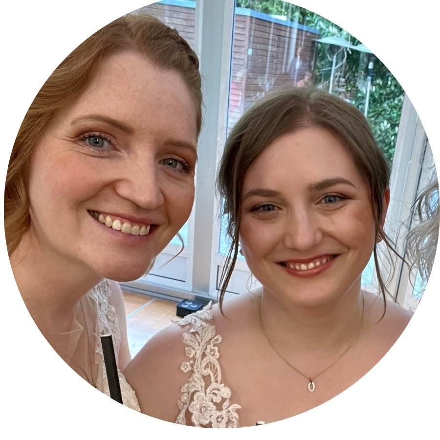 Glückliches Hochzeitspaar mit zwei Bräuten