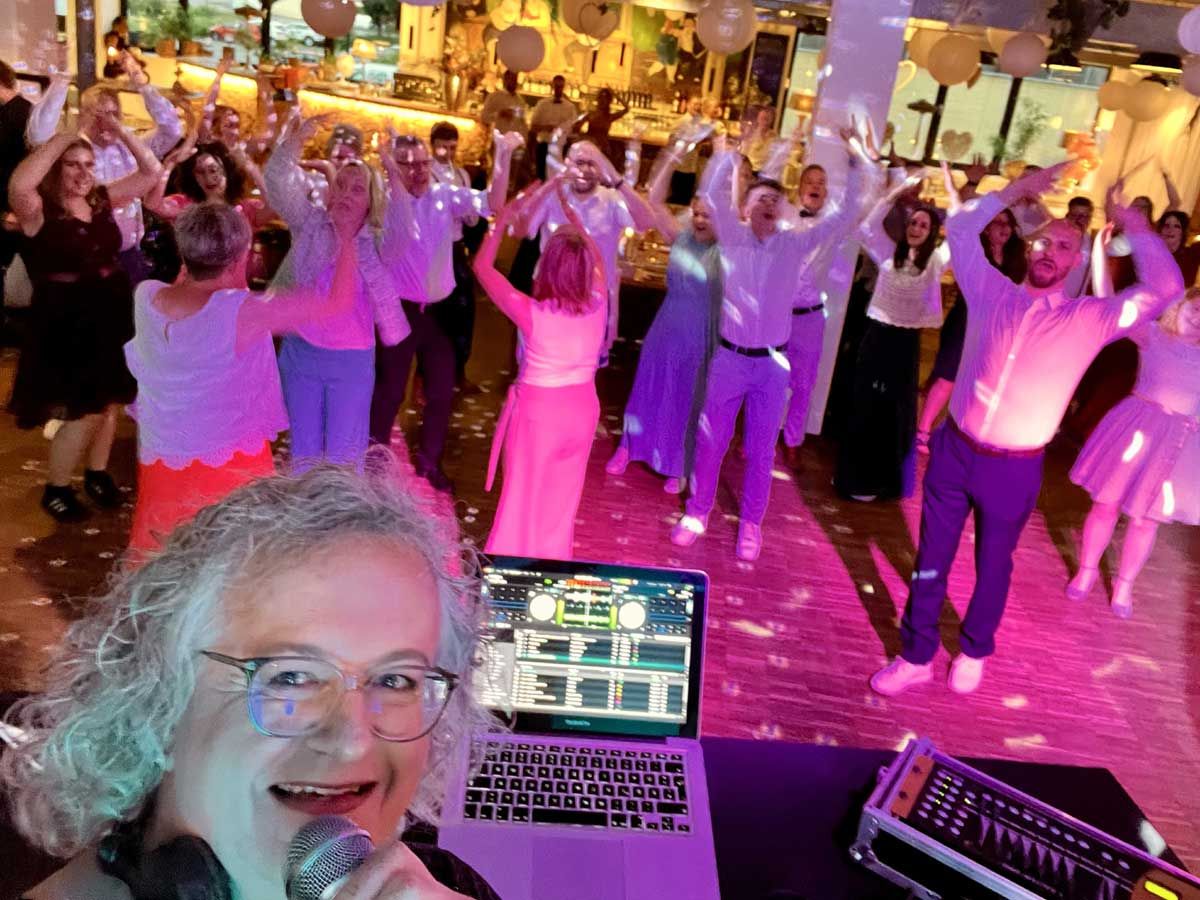 Hochzeits DJ in Schwäbisch Gmünd sorgt für volle Tanzfläche und ausgelassene Stimmung