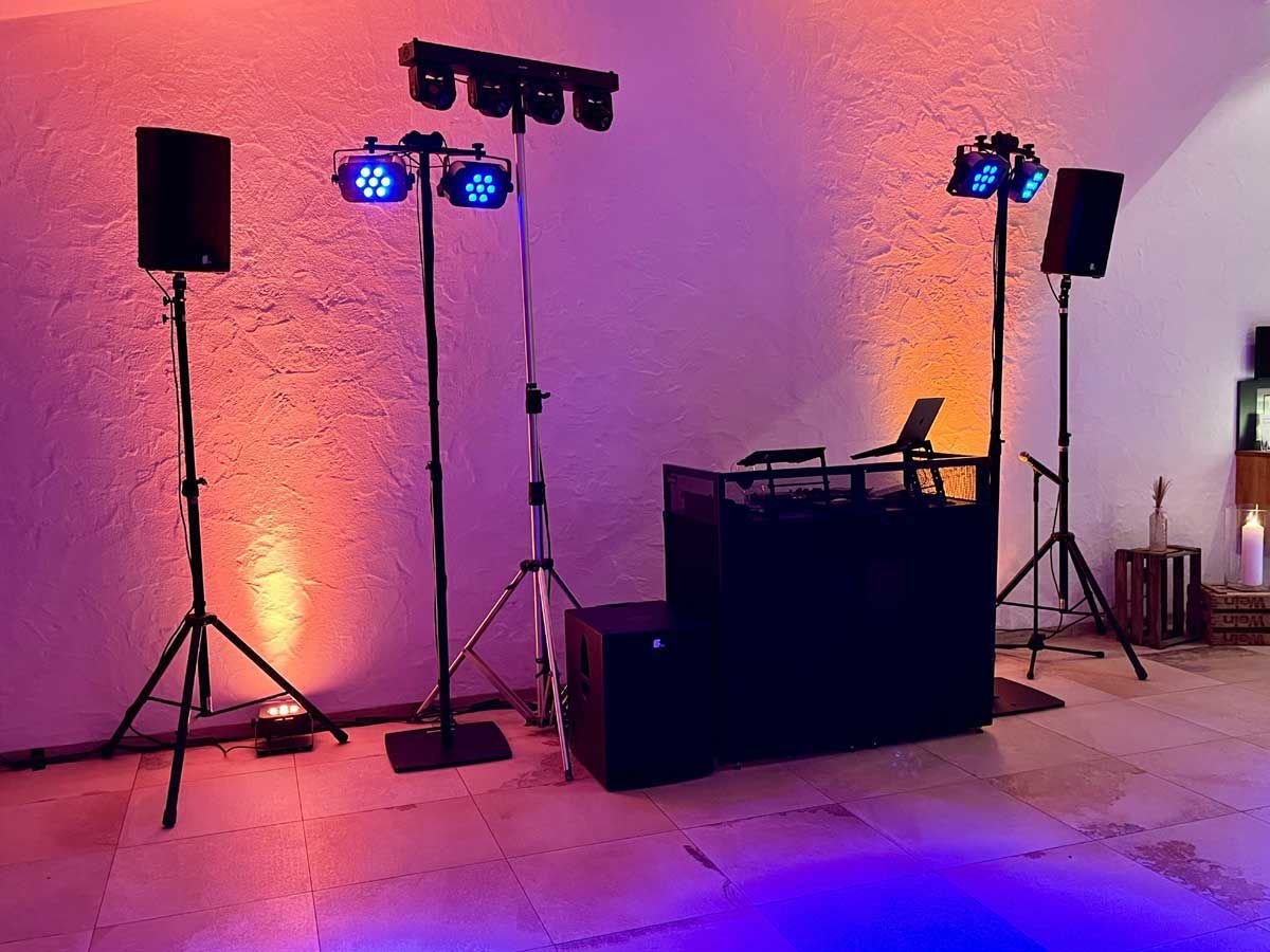 Stilvolle Hochzeitslocation im Raum Schwäbisch Gmünd mit DJ und stimmungsvoller Beleuchtung