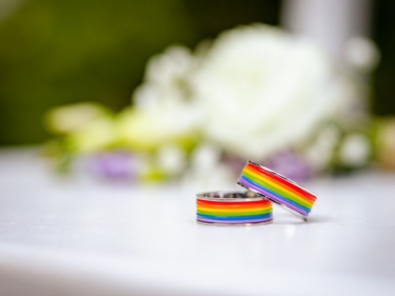 Hochzeits DJ Service - Glückliches Brautpaar mit Händen in Herzform