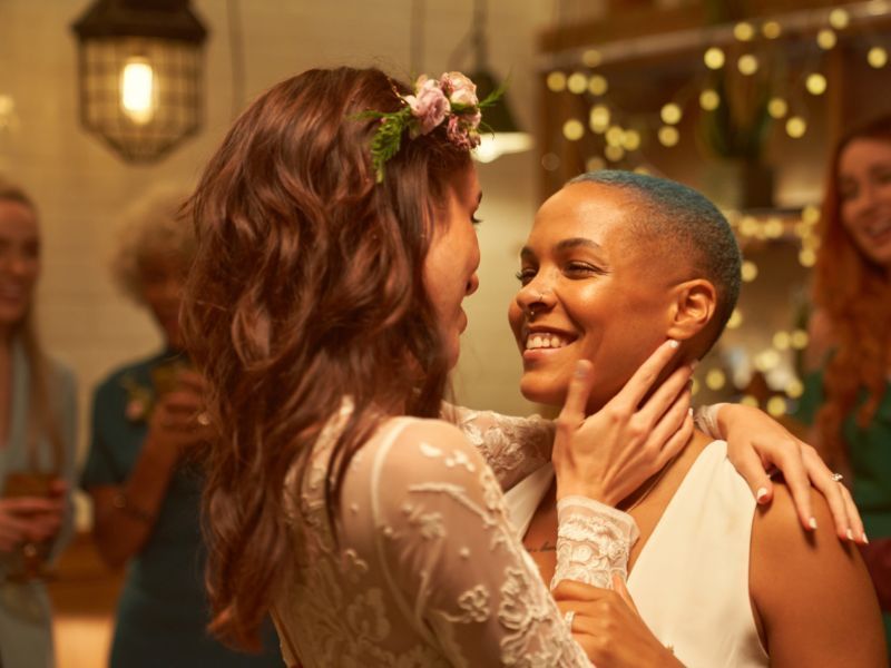 Regenbogenhochzeit - Glückliches Paar