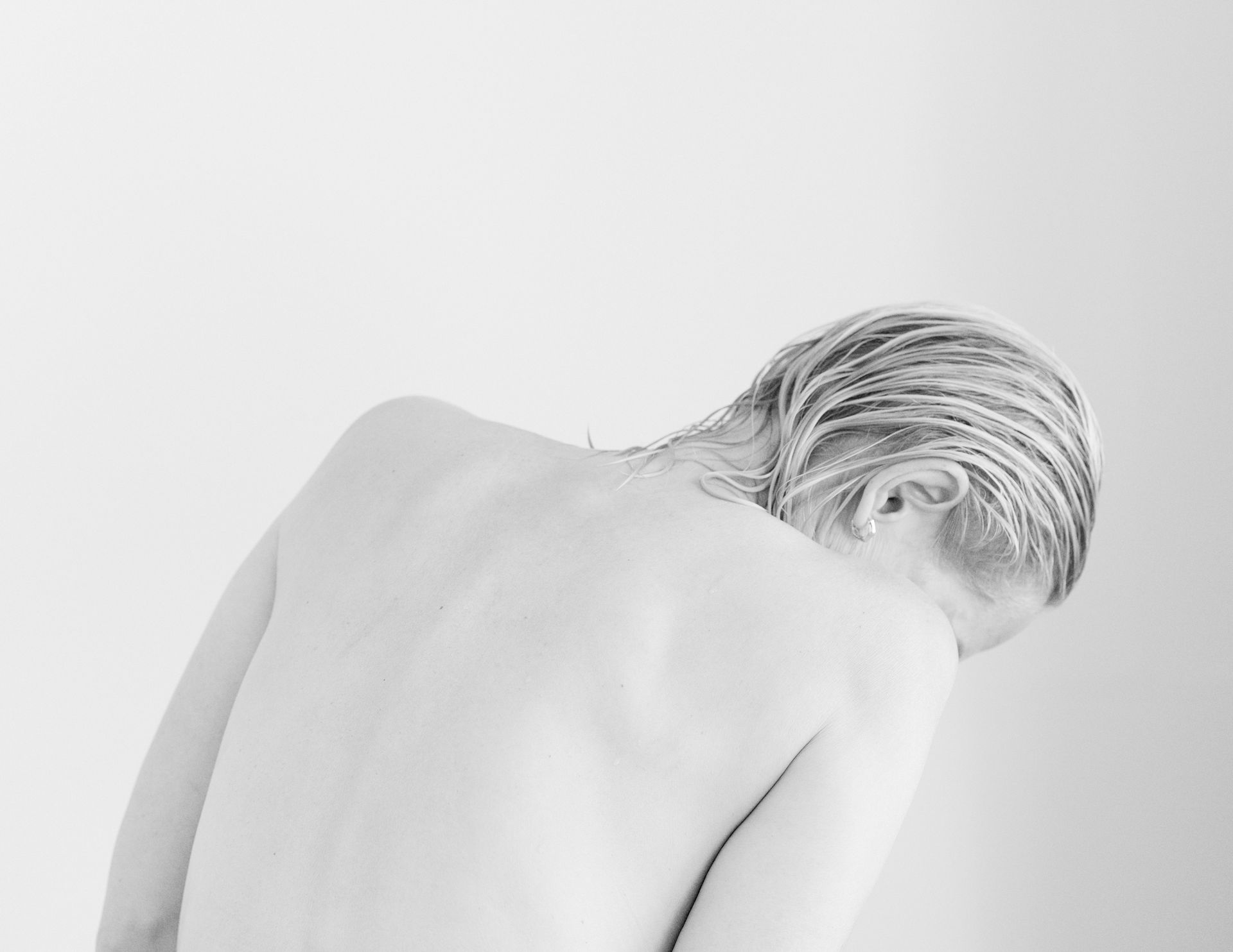 Black and white self-portrait of a woman with wet hair, head tilted to the right, bare back and shoulders, close-up composition, simple and natural.
self-portrait, black and white, harmony, minimalism, natural beauty, simplicity, female portrait, contemporary photography, everyday gestures, inner balance.