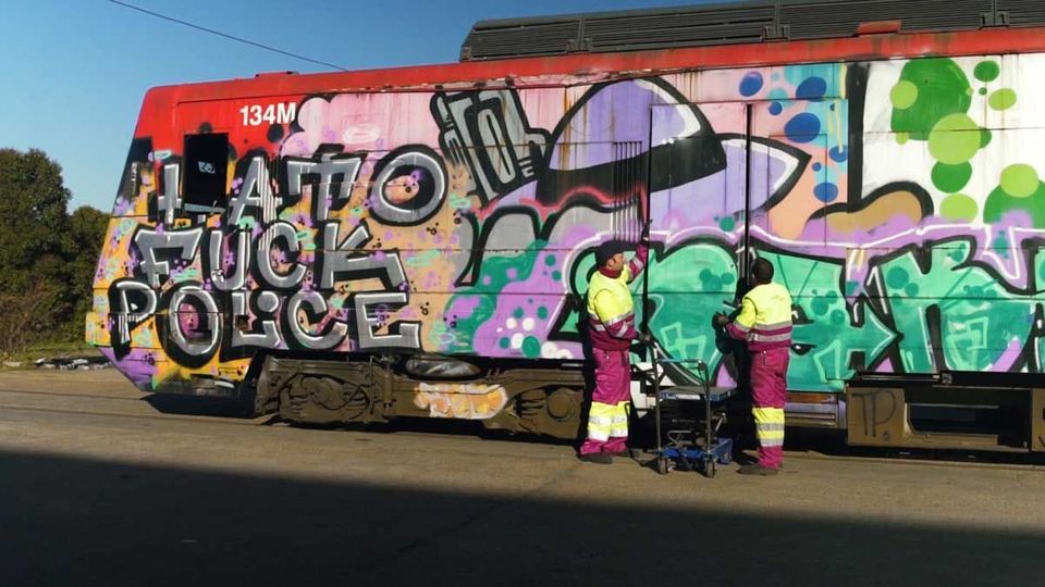 Foto: Los grafitis ocultan las salidas de emergencia. Imagen publicada en:El Diari de Tarragona Foto: Los grafitis ocultan las salidas de emergencia. Imagen publicada en: El Diari de Tarragona