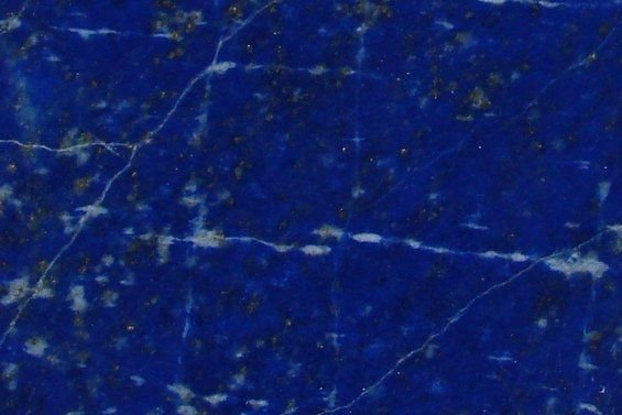 Detail aus einem polierten dunkeln Lapislazuli