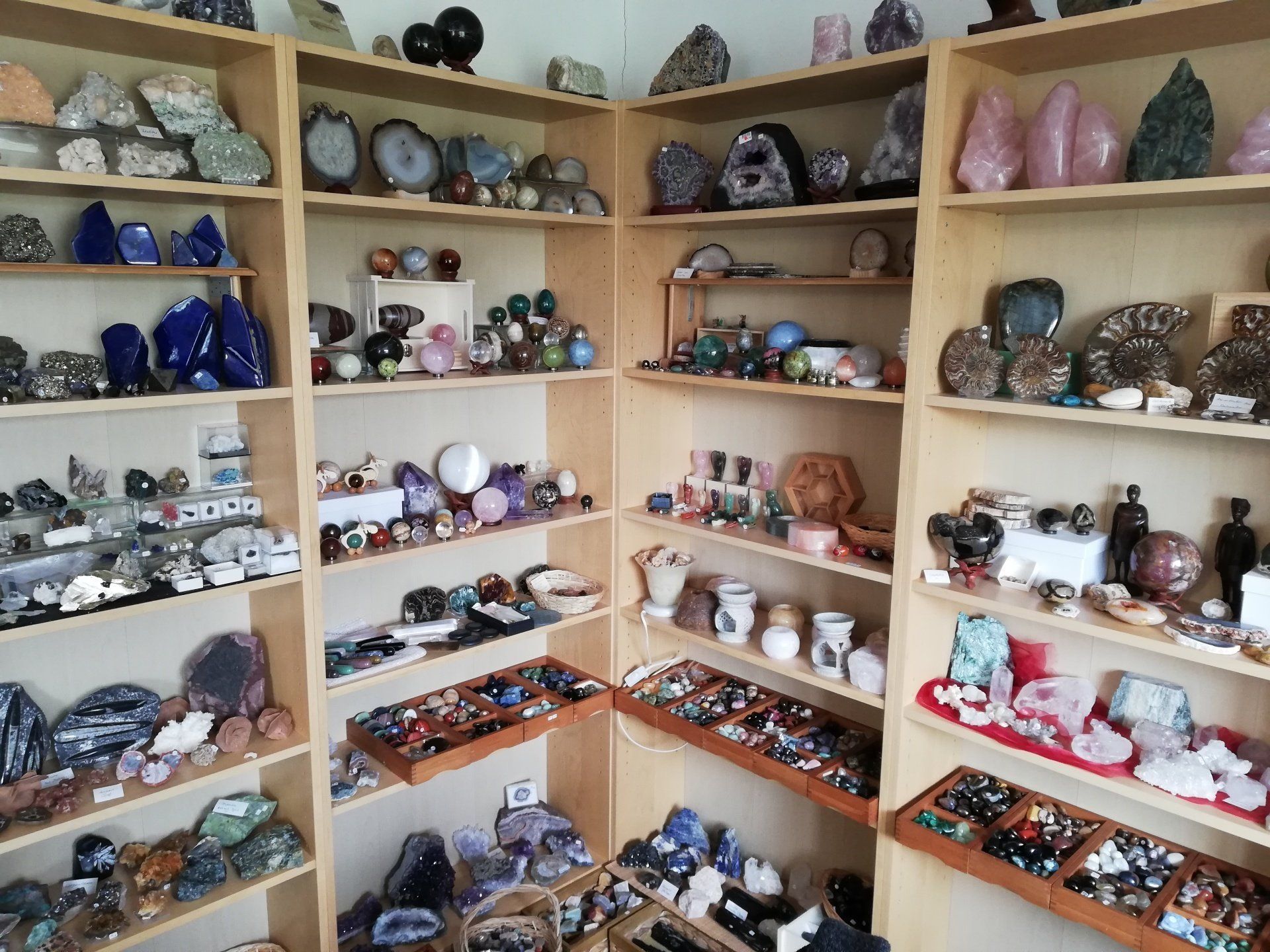 Blick in den Laden: rohe und bearbeitete Steine in den offenen Schränken