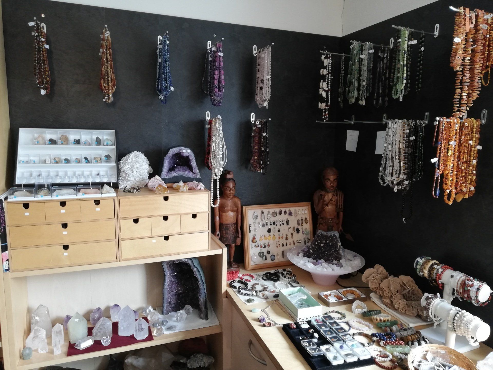 Ketten aus verschiedenen Steinen und Anhänger