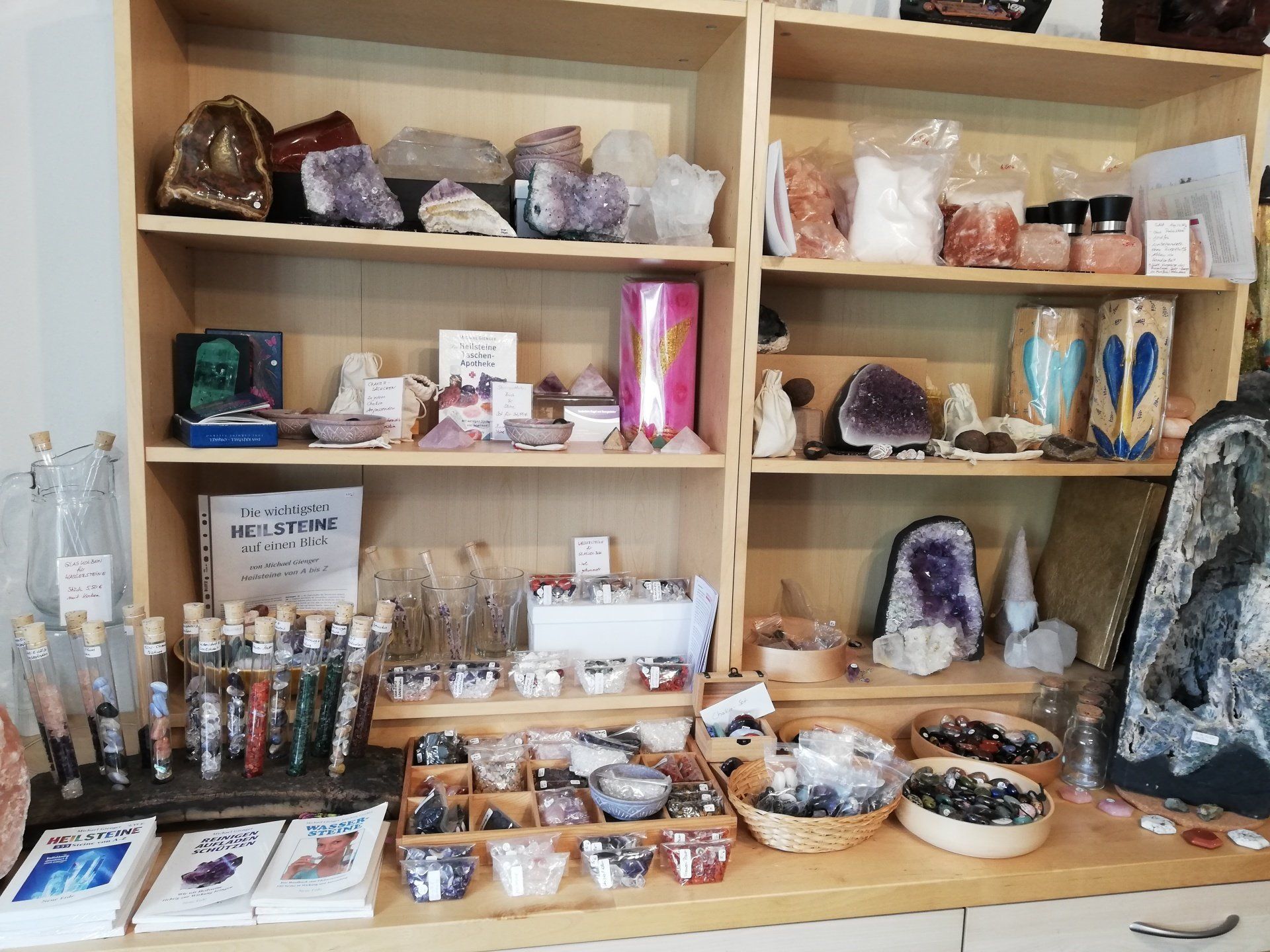 Blick in den Laden: verschiedene Steine und Stäbe für edles Steinwasser in Regalen
