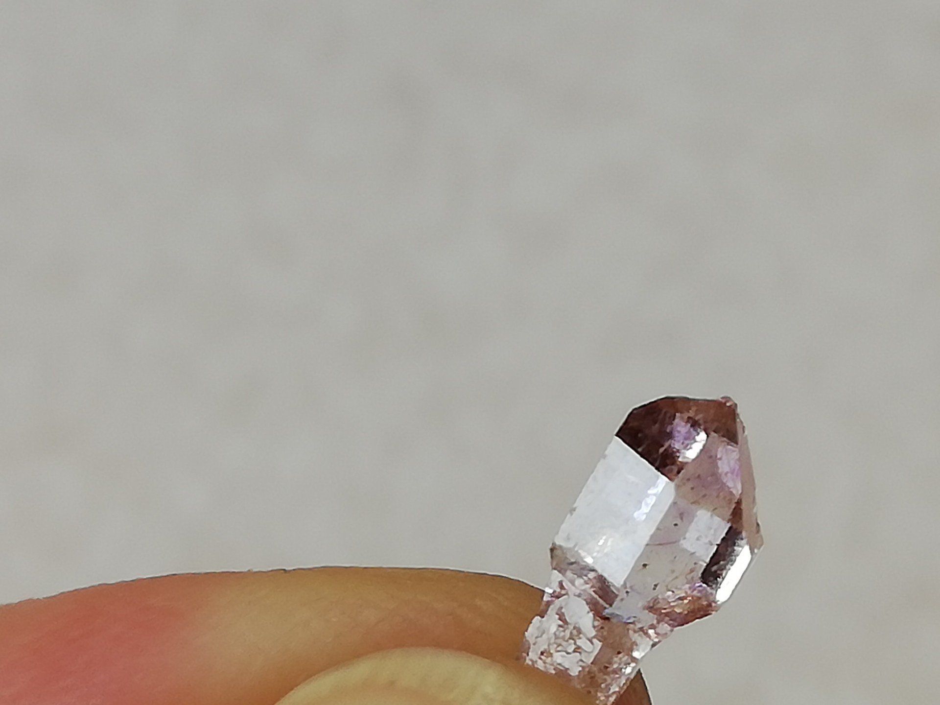 ganz klarer heller Amethyst aus Madagaskar als Zepterquarz, in der Hand gehalten