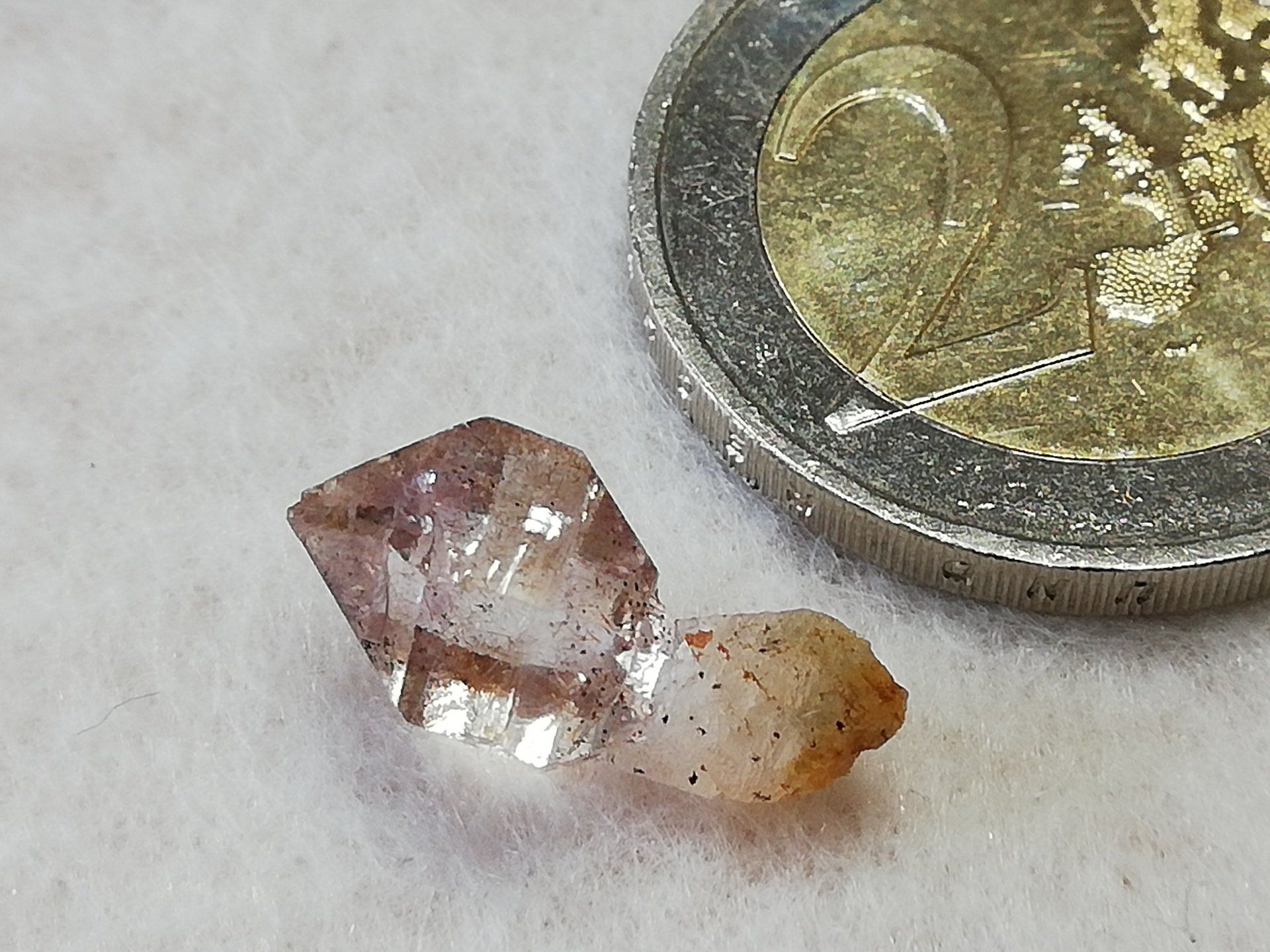 madegassischer Amethyst als Zepter - etwa halb so groß wie ein 2-Euro-Stück