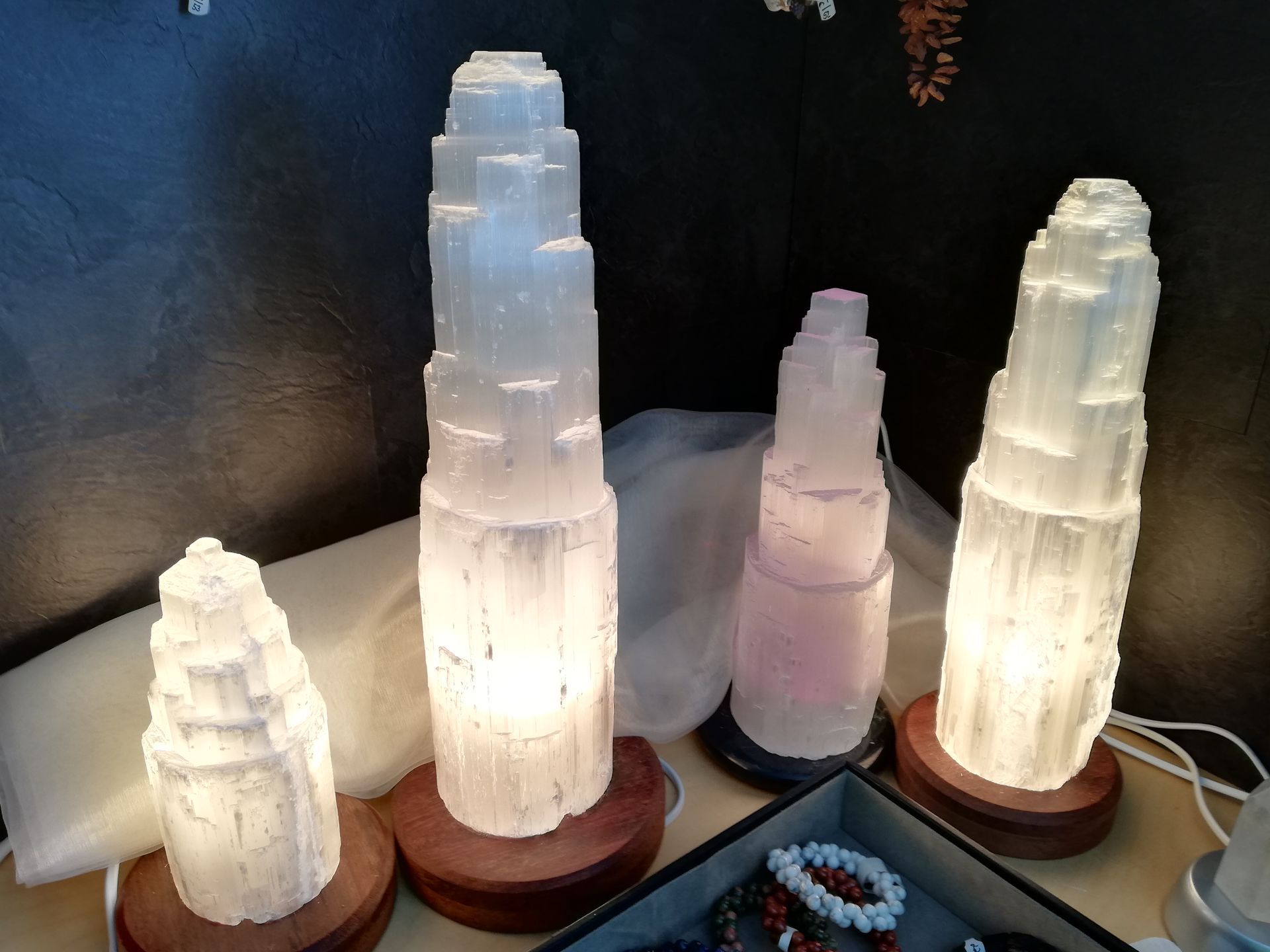 Selenitlampen elektrische Selenitlampen auf Mahagoni-Holzsockel, vier verschiedene Größen