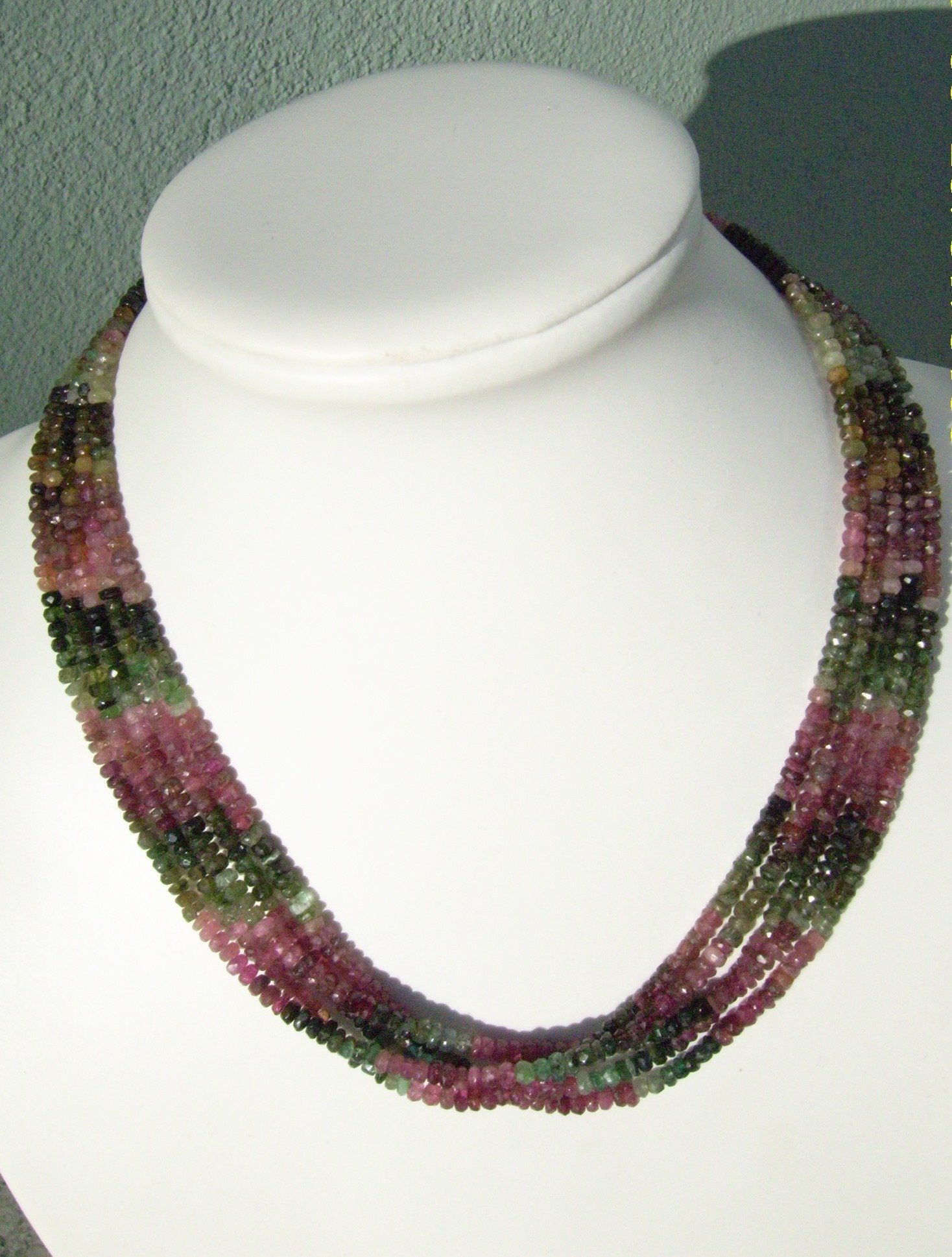 mehrreihige bunte Turmalinkette mit verschiedenen Grün- und Rosétönen
