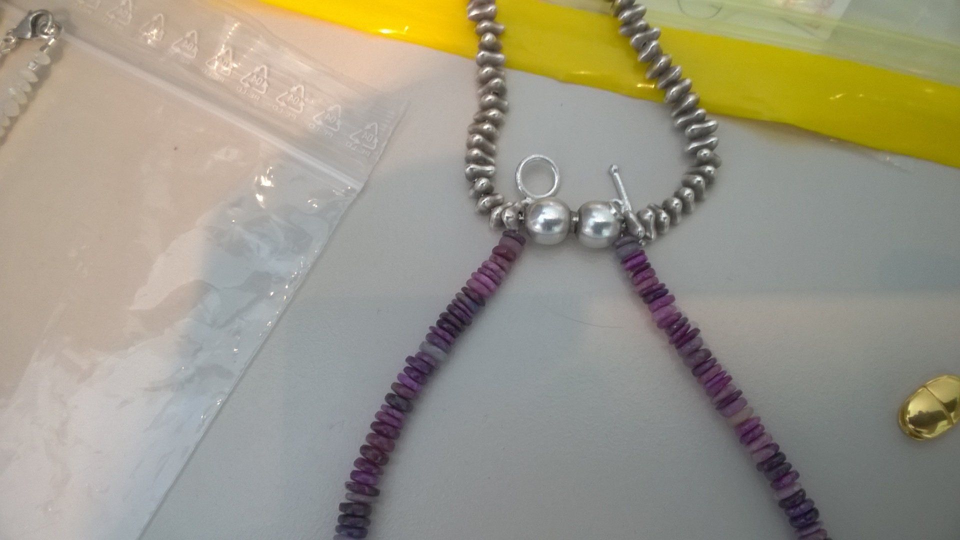 Silberkette und Sugilithkette