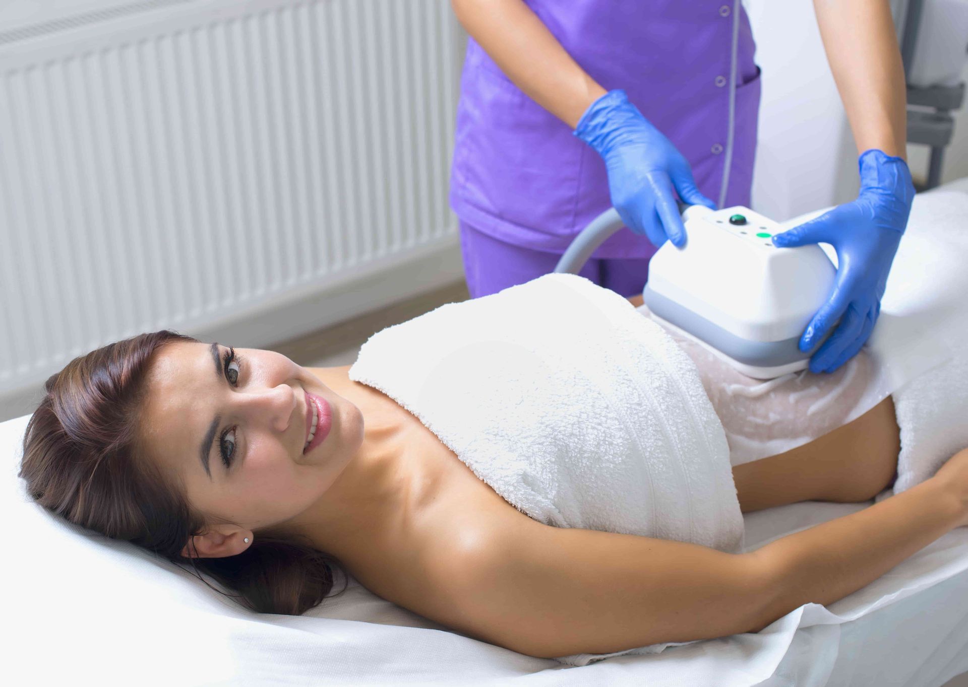 Cryolipolyse, Technique non invasive sans chirurgie qui élimine les bourrelets de graisse localisés comme le Ventre, l'Abdomen ou les poignées d'Amour. Expertise depuis 2007.