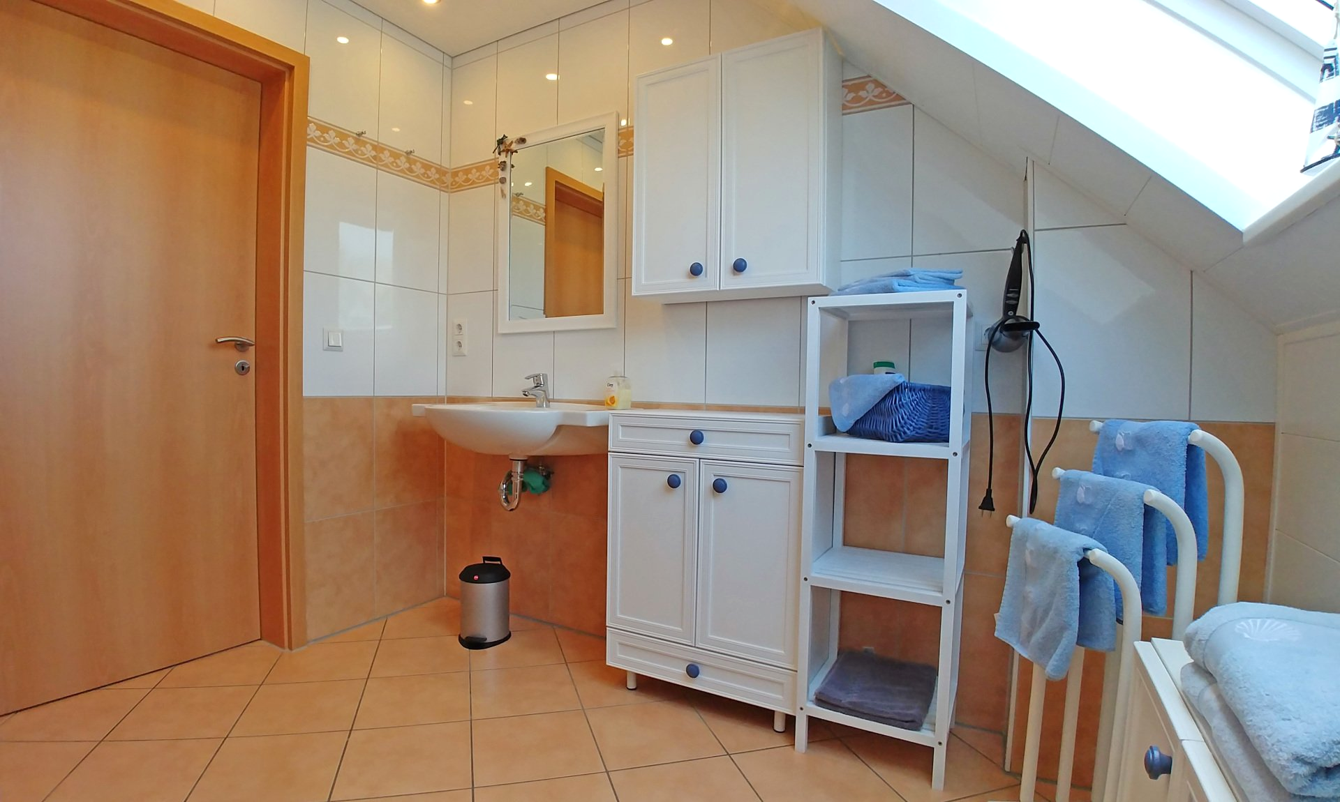 helles Bad mit Waschtisch, Schrank, Dusche und WC helles Bad mit Waschtisch Schrank und Regal