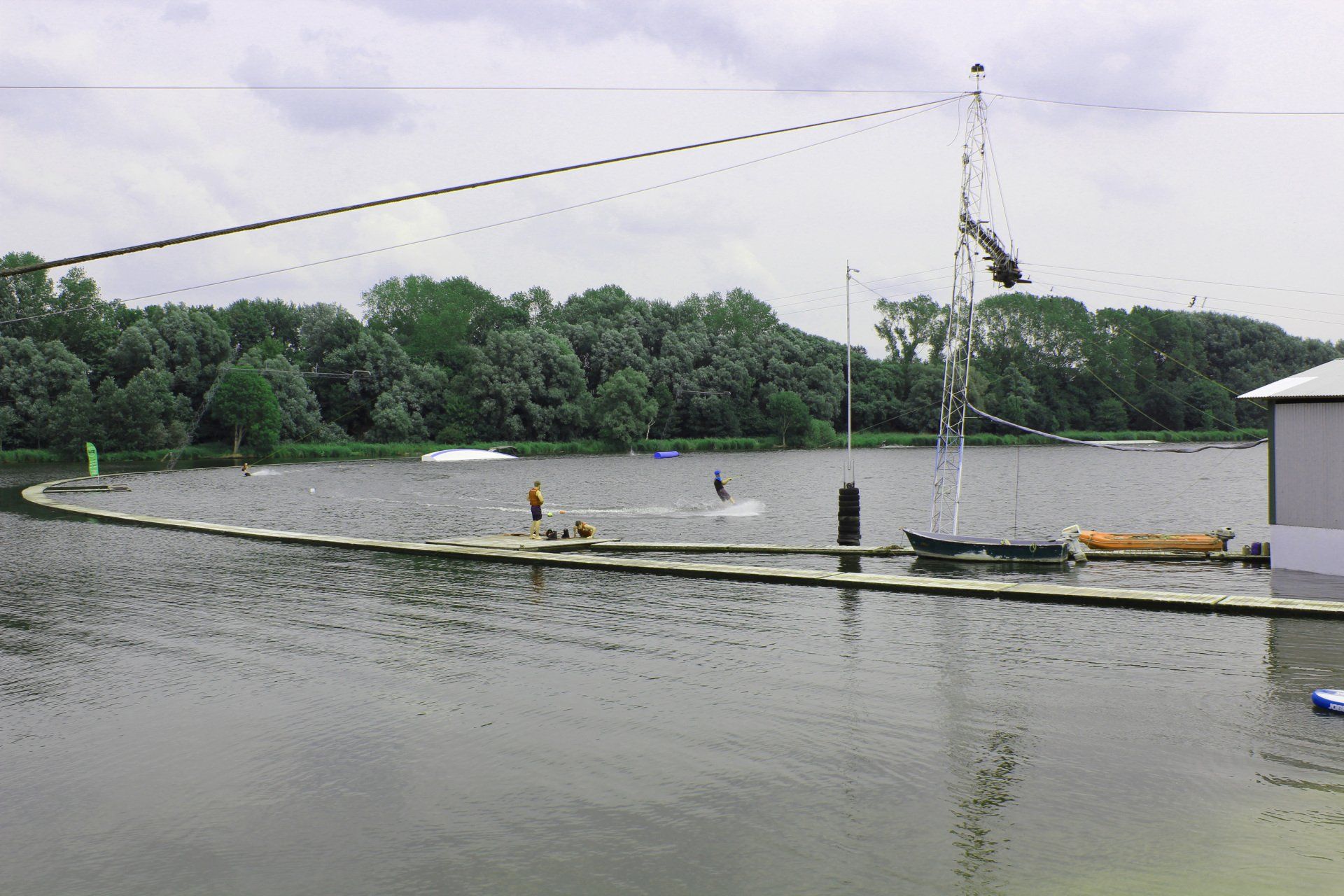 Neuhaus bei Cuxhaven Wasserskianlage Neuhaus bei Cuxhaven Wasserskianlage mit Sprungschanze