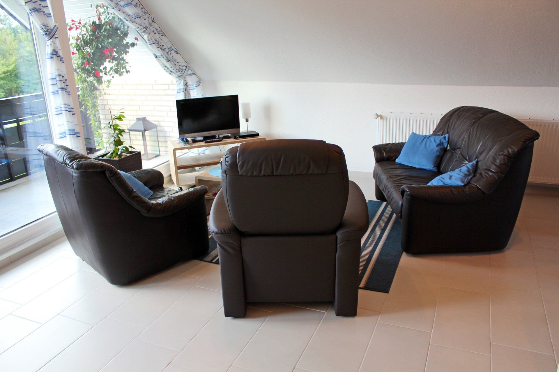 Sitzecke im Wohnzimmer Ihrer Ferienwohnung Cuxhaven Sitzecke im Wohnzimmer mit Sat TV Fewo Cuxhaven