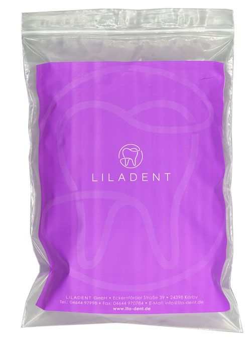 Transparente sterile Dentalbeutel, bedruckt mit Praxislogo und Angaben, ideal für hygienische Verpackung in Zahnarztpraxen und Labors