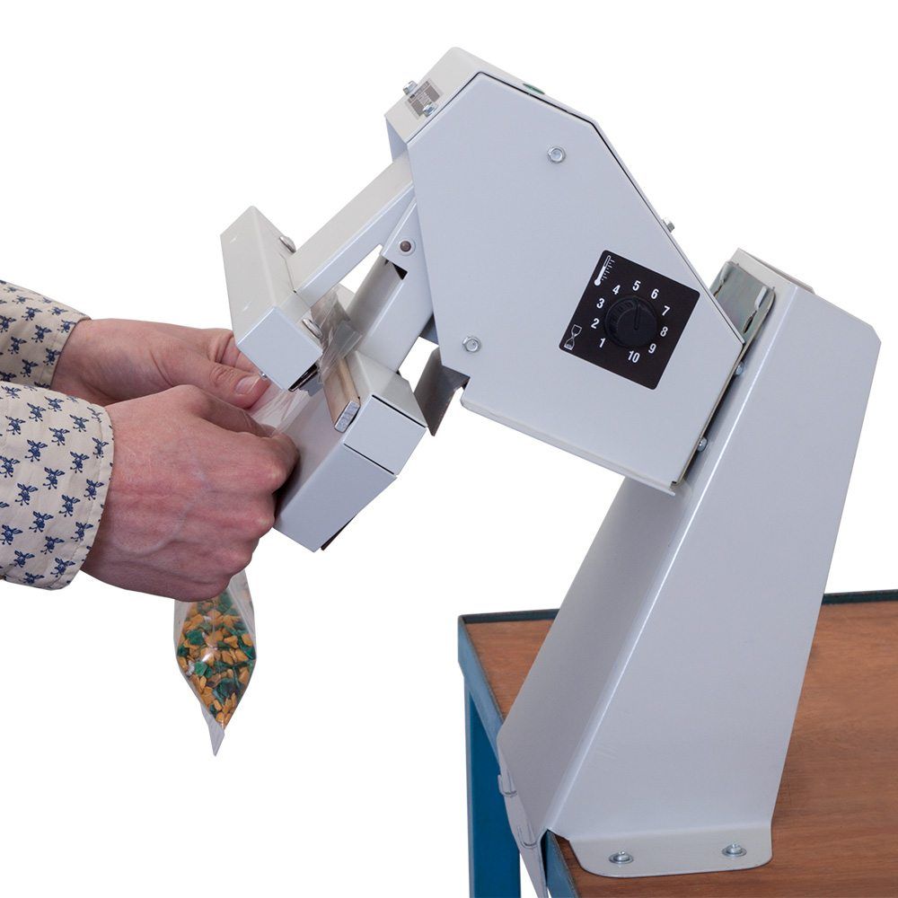 transparente Flachbeutel mit einem Schweißgerät verschließen