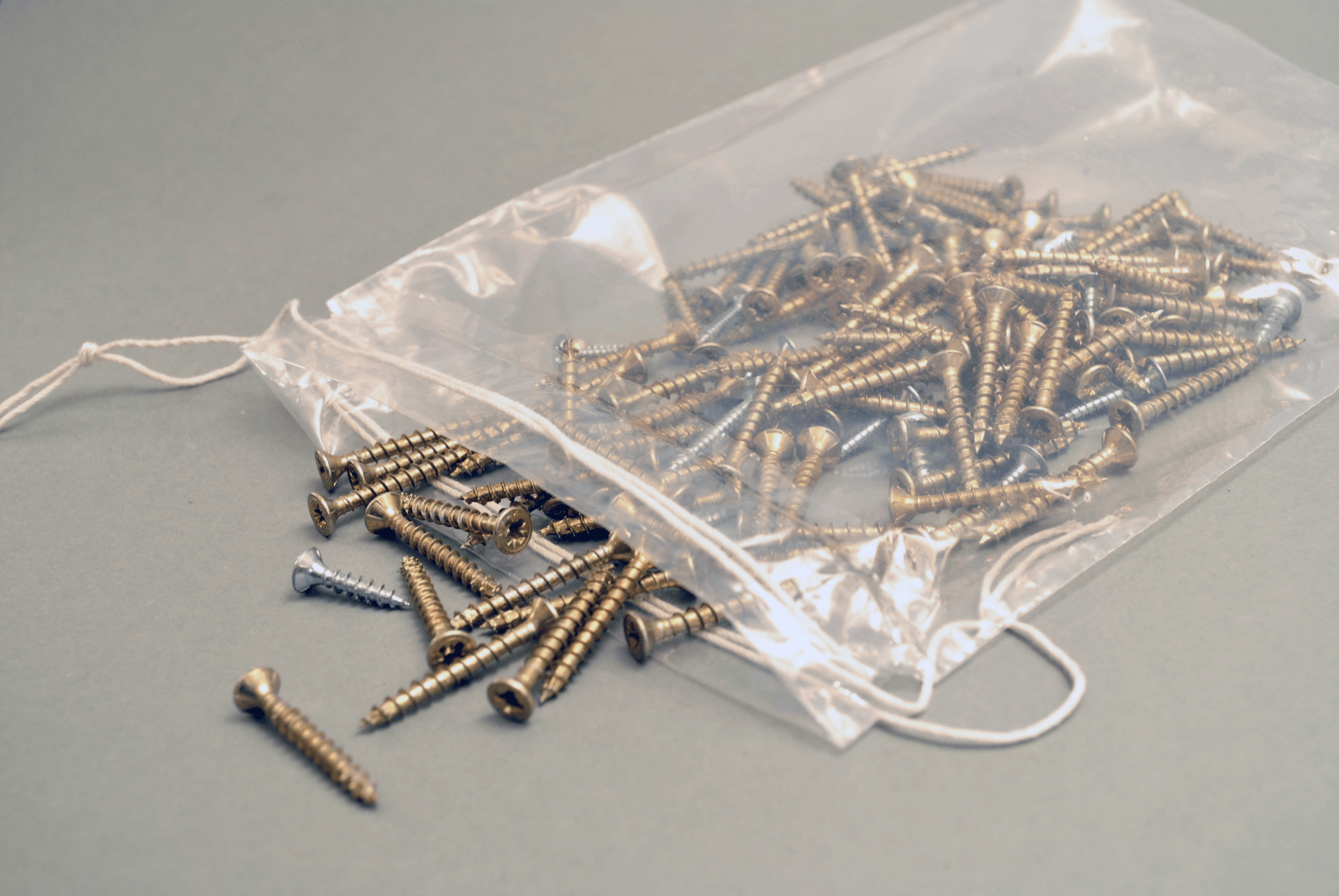 transparente Kordelzugbeutel mit zwei Baumwollbändchen als Verschlussmechanismus