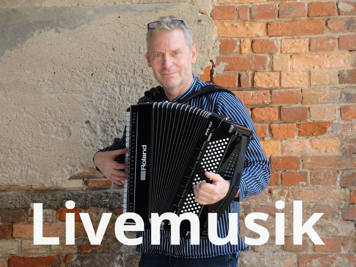 Als Solist am Keyboard, auf dem Akkordeon und auf dem Klavier oder mit der ganzen Band. Musik für jeden Anlass.