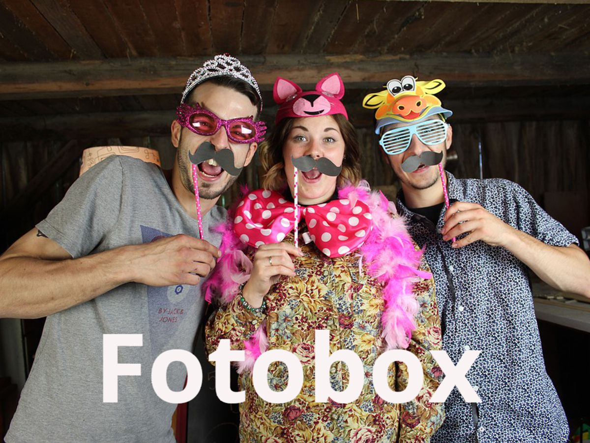 Ein weiteres Highlight auf Ihrer Veranstaltung -  meine professionelle Fotobox. Natürlich inklusive großer Verkleidungskiste mit Hüten, Brillen und anderen verrückten Accessoires.