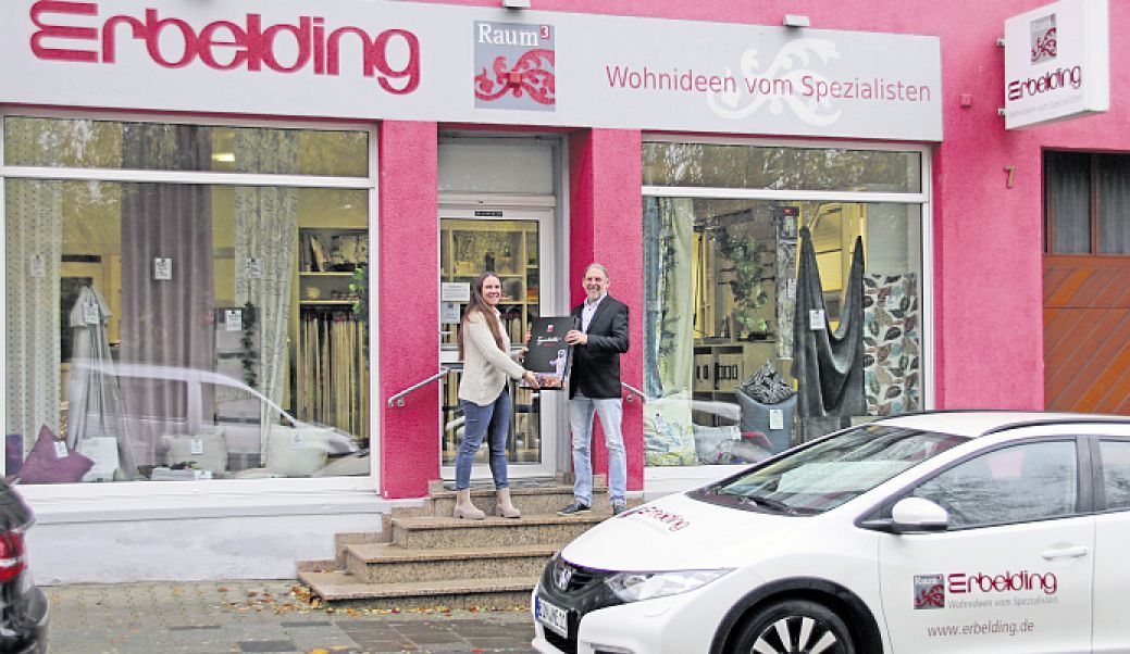 Michael Erbelding bei der symbolischen Stabübergabe an seine Tochter Laura Erbelding-Jung