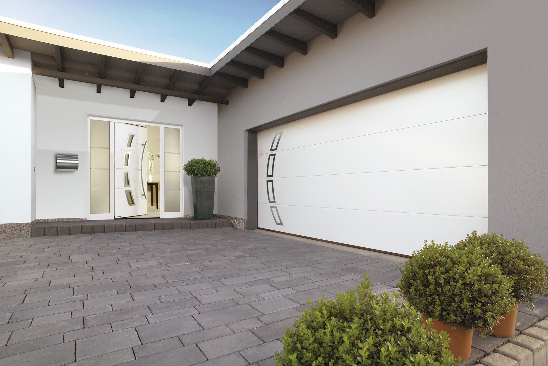 weißes Sektionaltor als Garagentor