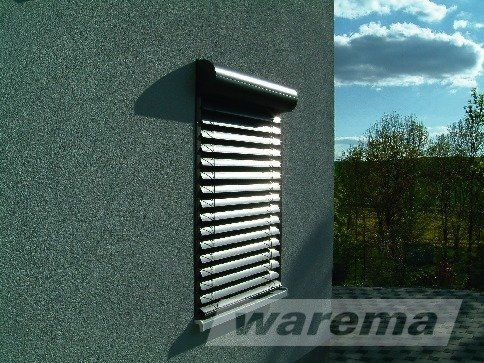 Vorbau Raffstore vor kleinem Fenster, geschlossen