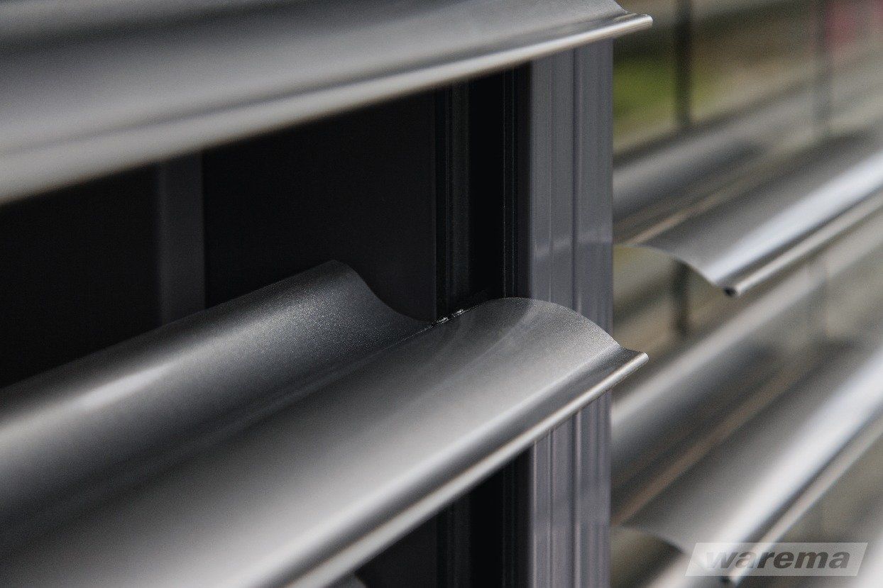 Detailansicht schräg gestellte S-Lamellen einer Außenjalousie