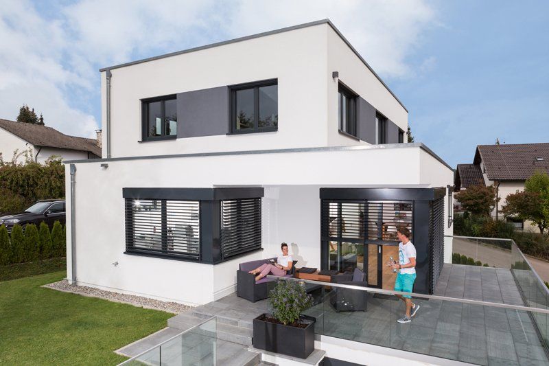 Raffstore in anthrazit vor Fenster und Terrassentür in modernem Neubau montiert