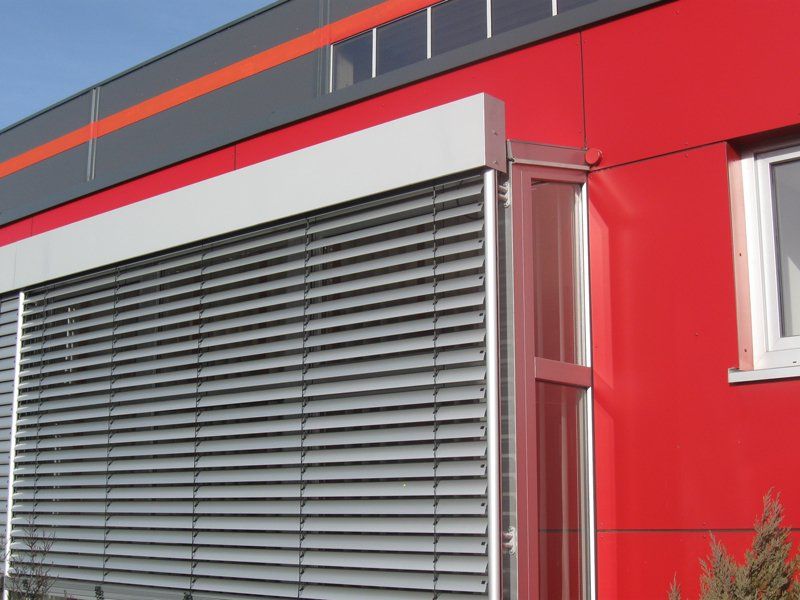 freitragender Raffstore, heruntergelassen, Lamellen geschlossen, Ansicht von vorne