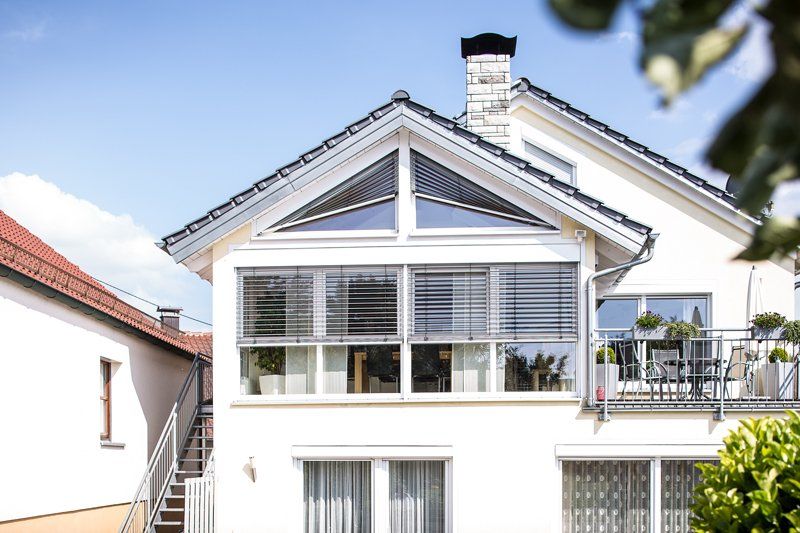 schräge Außenjalousie in Giebelfenster, Ansicht von vorne