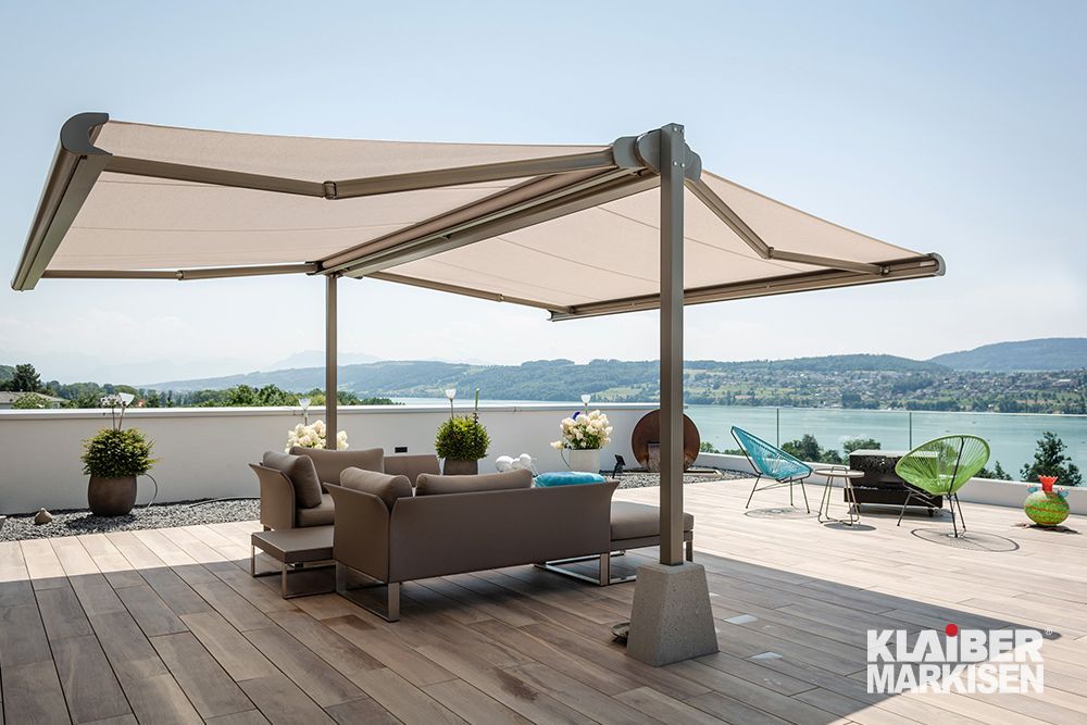 Freistehende Markise Boxmobil in beige von Klaiber auf einer Terrasse im Sonnenschein geoeffnet