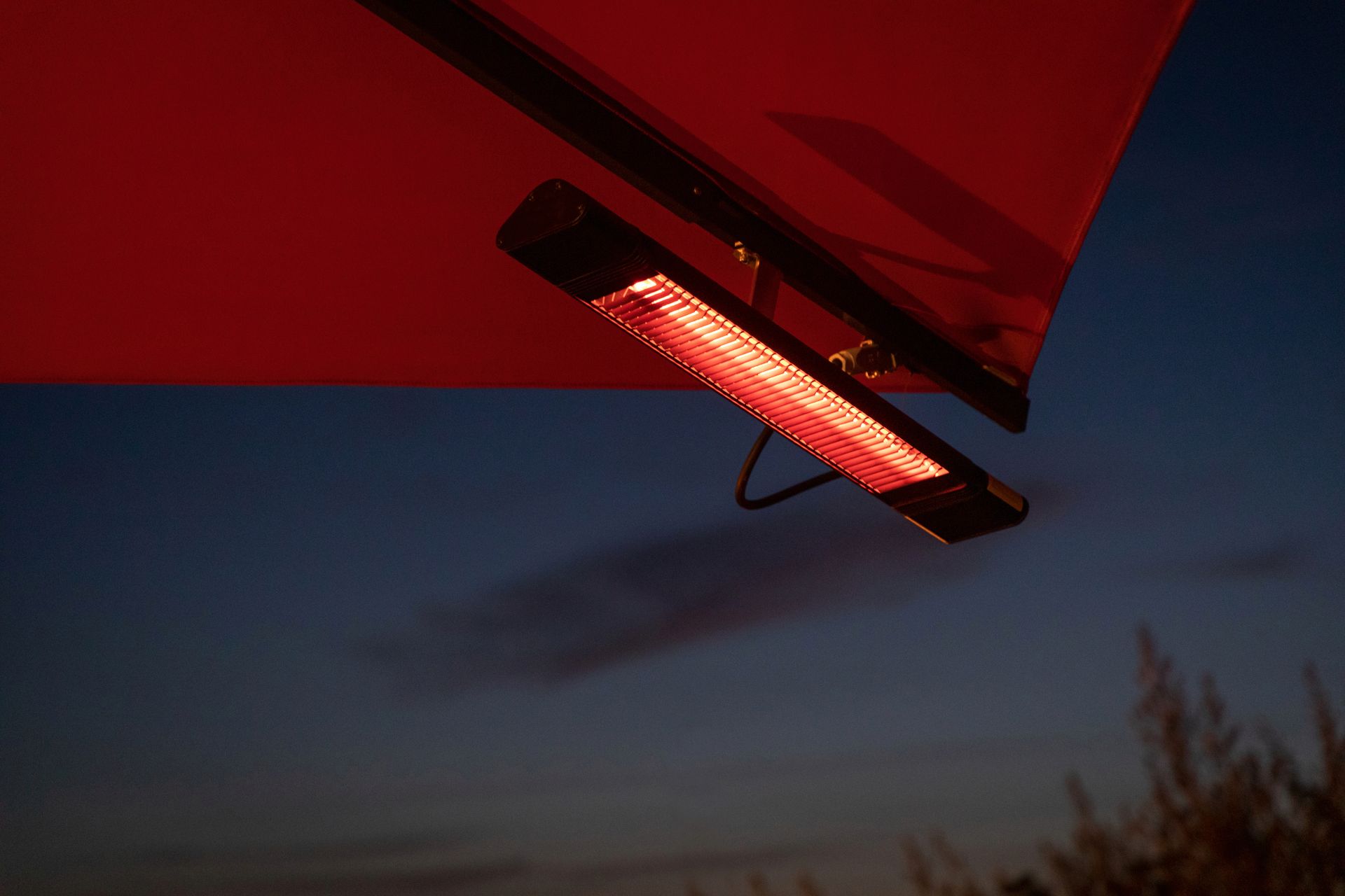 Heizstrahler für Big Ben Gastroschirm und Großschirm von Caravita für die Gastronomie oder den privaten Gebrauch bei LS Sonnenschutz in Groß-Umstadt kaufen. Wir beraten Sie gerne zu verschiedenen Ausführungen und Gestaltungsmöglichkeiten im Raum Darmstadt, Dieburg, Frankfurt, Aschaffenburg, Odenwald. Heizstrahler für Big Ben Gastroschirm und Großschirm von Caravita an den Streben des Sonnenschirms befestigt