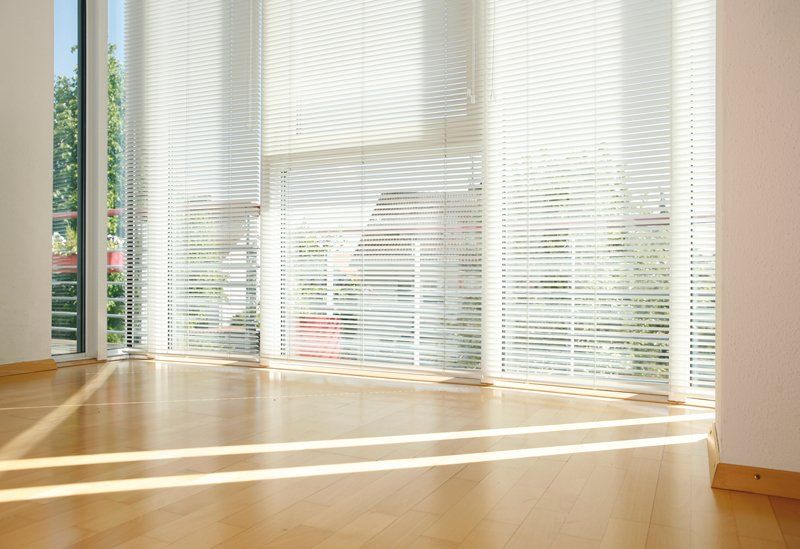 Innenjalousie in weiß, heruntergelassen, mit weißen Lamellen