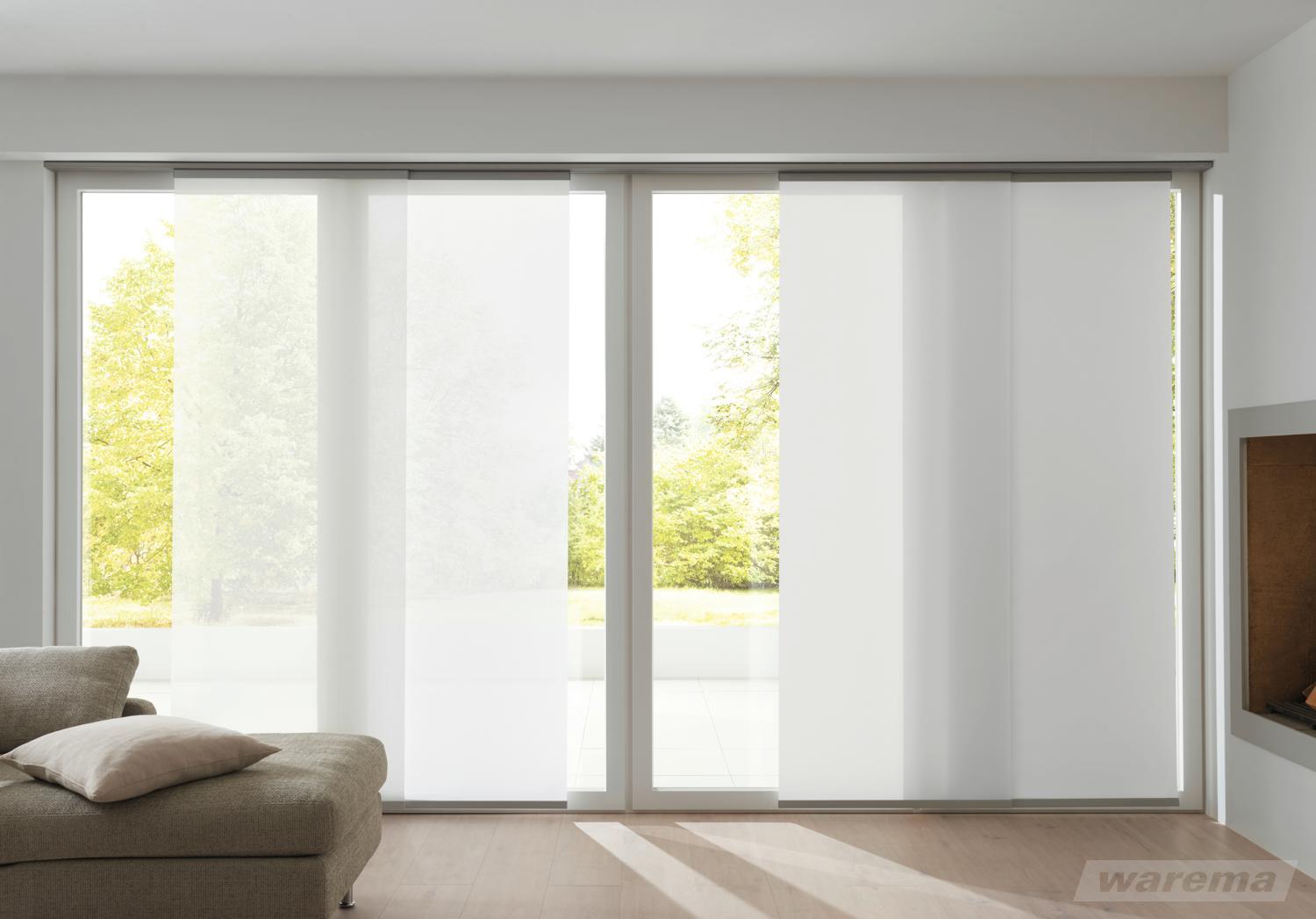 Flächenvorhänge in neutralem weiß sorgen für Sichtschutz und machen aus Ihrem Zuhause ein individuelles Wohlfuehlparadies. LS Sonnenschutz Homepage mit Link zu Produktseite Innenbeschattung.