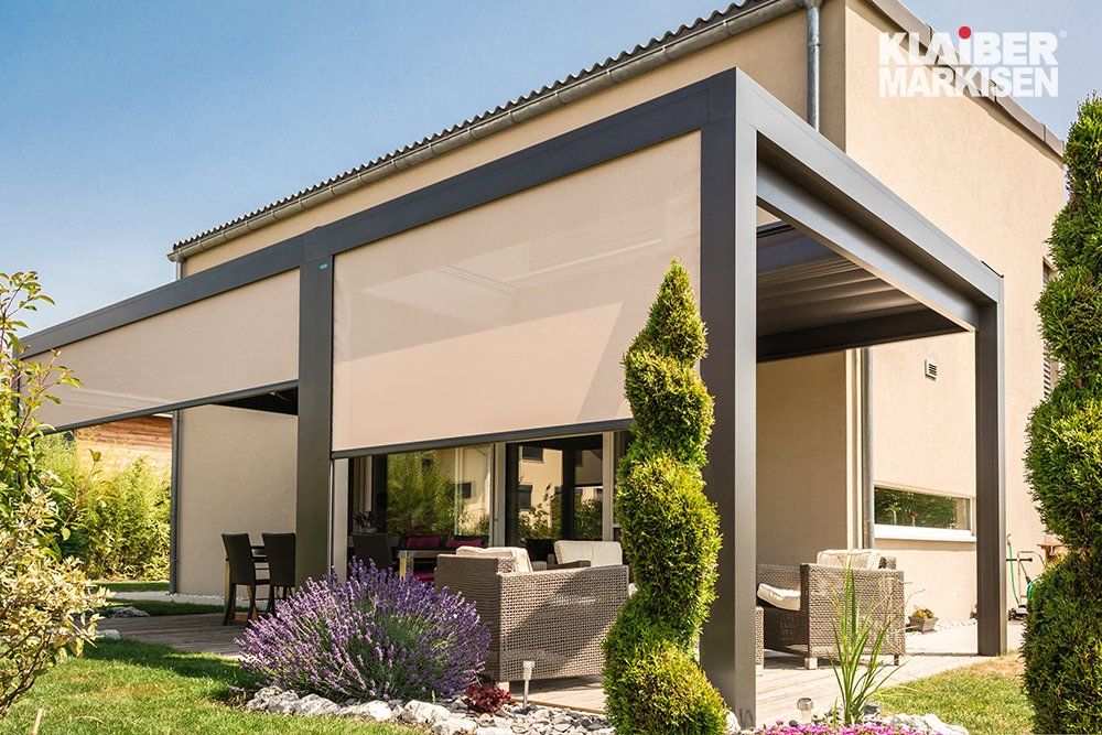 Klaiber Pavillon in anthrazit mit Lamellen und Seitenmarkisen mit beigem Stoff, freistehend über Terrasse