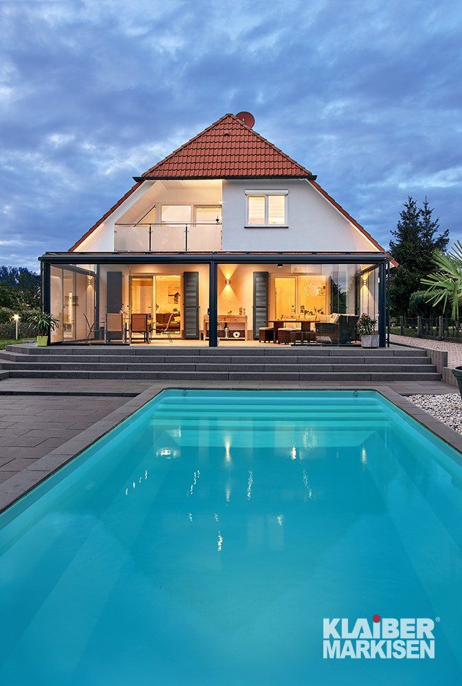 Zwei große Klaiber Terrassenüberdachungen in anthrazit nebeneinander über Terrasse vor Pool montiert mit Glasschiebeelementen