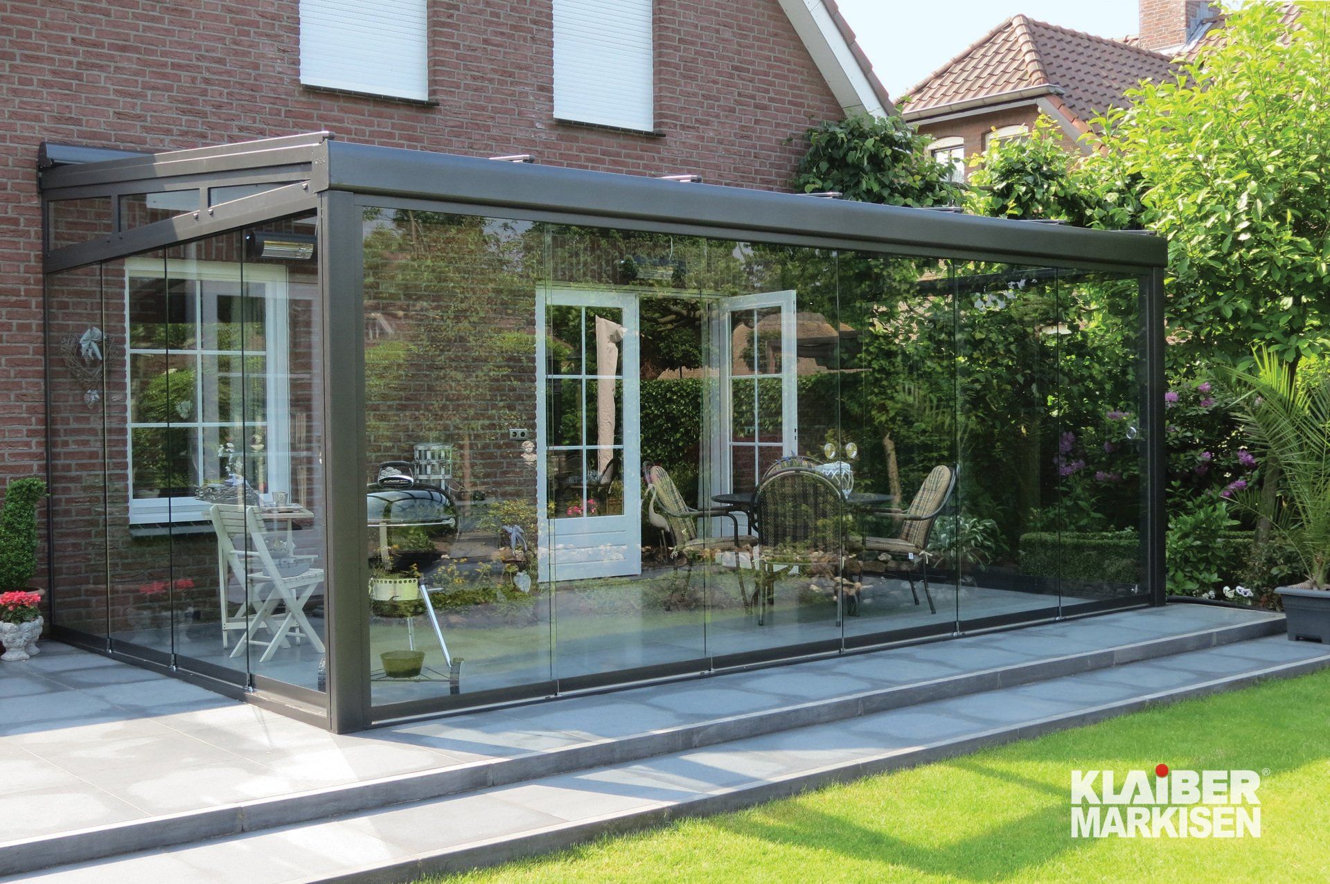 Ansicht von vorne auf Klaiber Terrassendach Terrado, komplett verglast