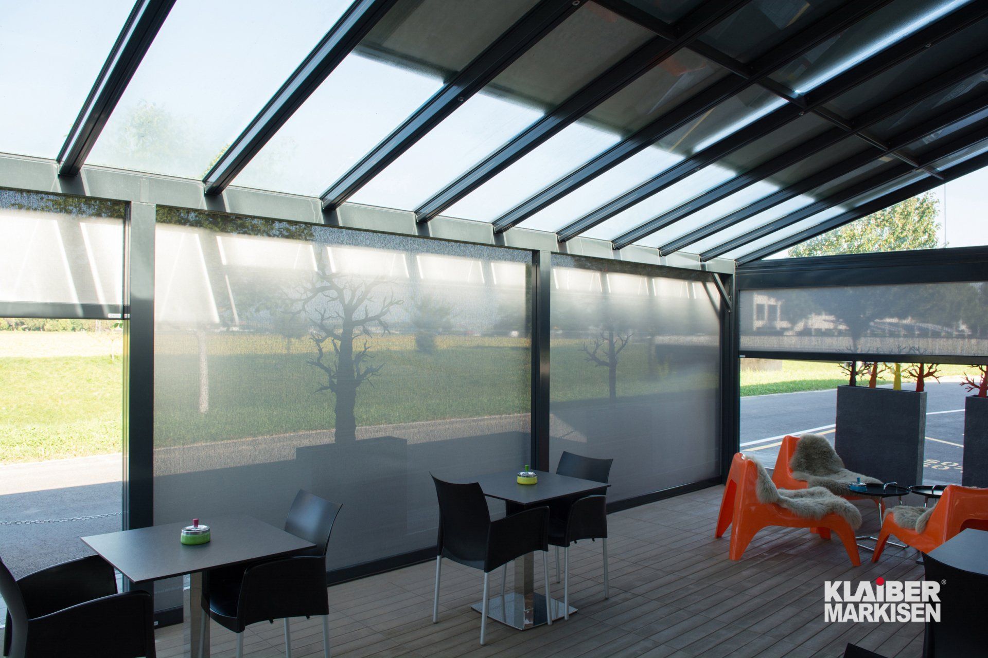 Klaiber Terrado Terrassenüberdachung in anthrazit, Ansicht von innen nach außen, Seitenmarkisen mit grauem Stoff