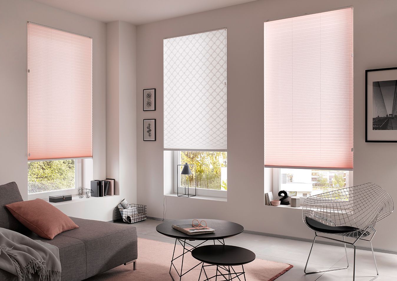 Plissees für Ihre Fenster in verschiedenen Farben und Mustern. LS Sonnenschutz Produktseite Innenbeschattung. Beratung, Kauf und Montage bei LS Sonnenschutz in Groß-Umstadt. Helles, modern eingerichtetes Wohnzimmer mit drei individuell gestalteten Plissees in rosa und weiß gemustert