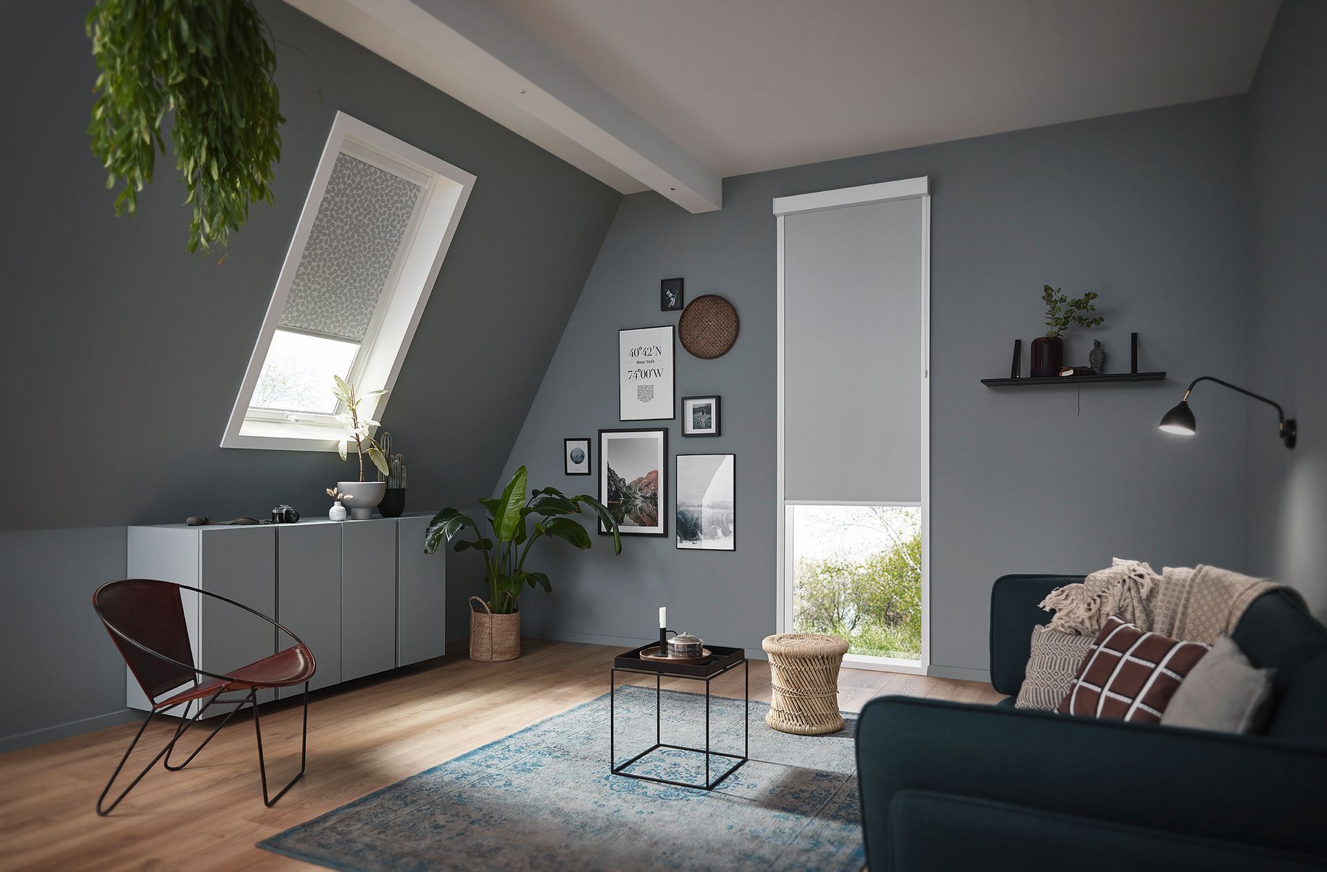 Rollos für Ihre Fenster in verschiedenen Farben und Mustern. LS Sonnenschutz Produktseite Innenbeschattung. Beratung, Kauf und Montage bei LS Sonnenschutz in Groß-Umstadt. Modernes Wohnzimmer in dunkleren Grautönen mit zwei individuellen Blackout Innenrollos in hellgrau und gemustert