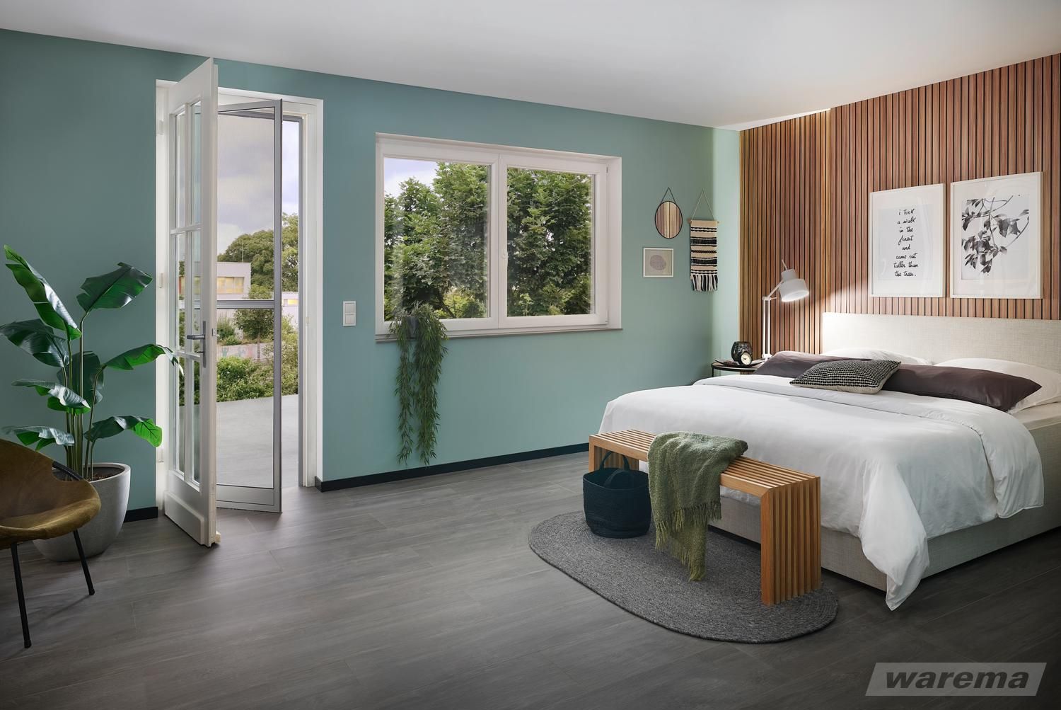 Insektenschutz Pendeltür bei LS Sonnenschutz in Groß-Umstadt kaufen. Wir beraten Sie gerne zu verschiedenen Ausführungen und Modellen im Raum Darmstadt, Dieburg, Frankfurt, Aschaffenburg, Odenwald und im Rhein-Main-Gebiet. Warema Insektenschutz Pendeltür halbgeöffnet bei geöffneter Tür, Blick von Schlafzimmer auf Terrasse